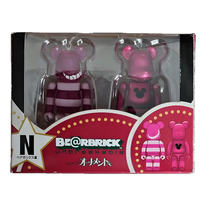 Bearbrick Happy Kuji 'Disney Special Ornament' (2011) - N Cheshire Cat Clear Body Version & Pink Metallic 100% in der Verpackung