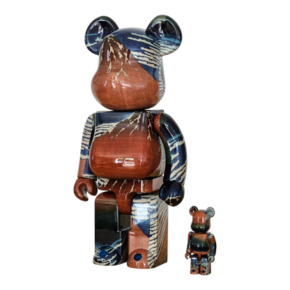 Bearbrick Katsushika Hokusai 'A Mild Breeze on a Fine Day' 100%+400% schräg