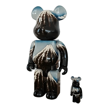 Bearbrick Katsushika Hokusai "Rainstorm Beneath the Summit" 100%+400% schräg
