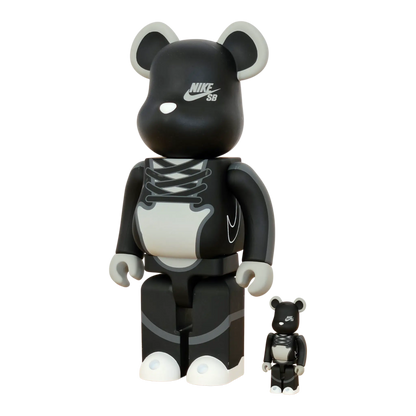 Bearbrick NIKE SB Black 100%+400% schräg