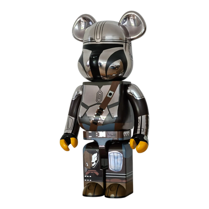 Bearbrick The Mandalorian Chrome Version 1000% schräg