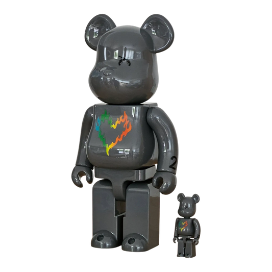 Bearbrick roarguns 20th Anniversary 100%+400% schräg