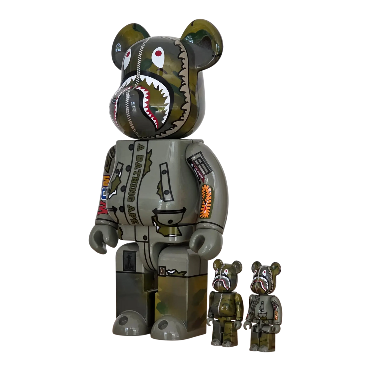 Bearbrick BAPE × ALPHA Camo Shark 2023 100%+400% schräg