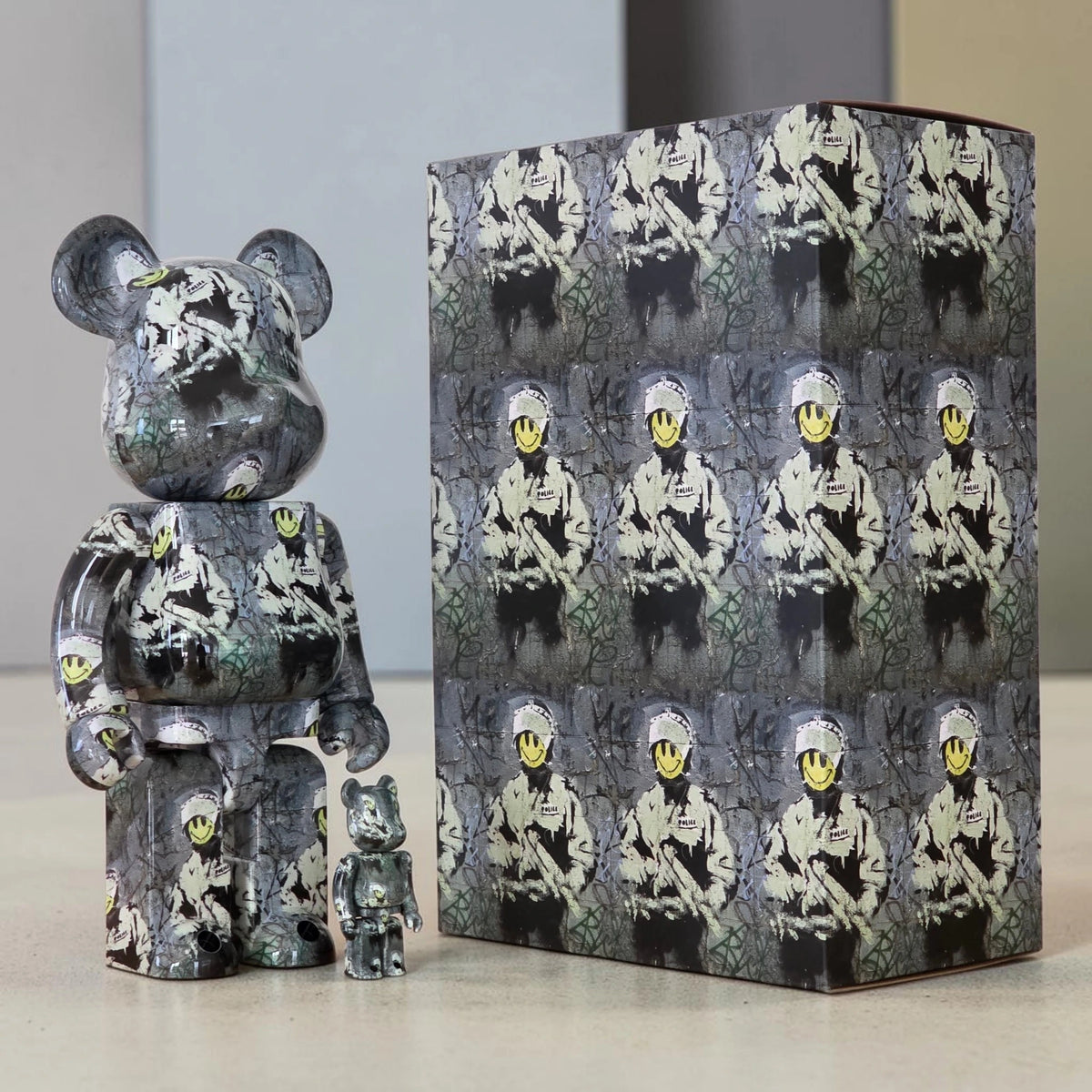 Bearbrick Brandalism "Riot Cop" 100%+400% mit Verpackung