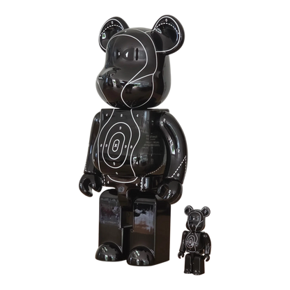 Bearbrick Emotionally Unavailable × Neighborhood® 100%+400% schräg