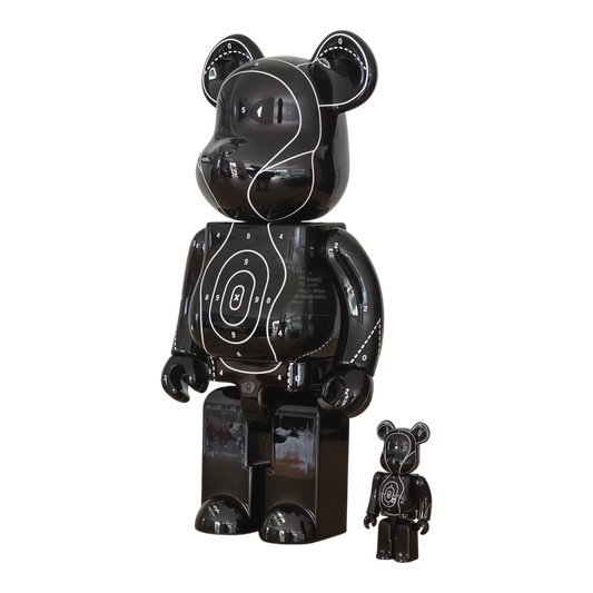 Bearbrick Emotionally Unavailable × Neighborhood® 100%+400% schräg