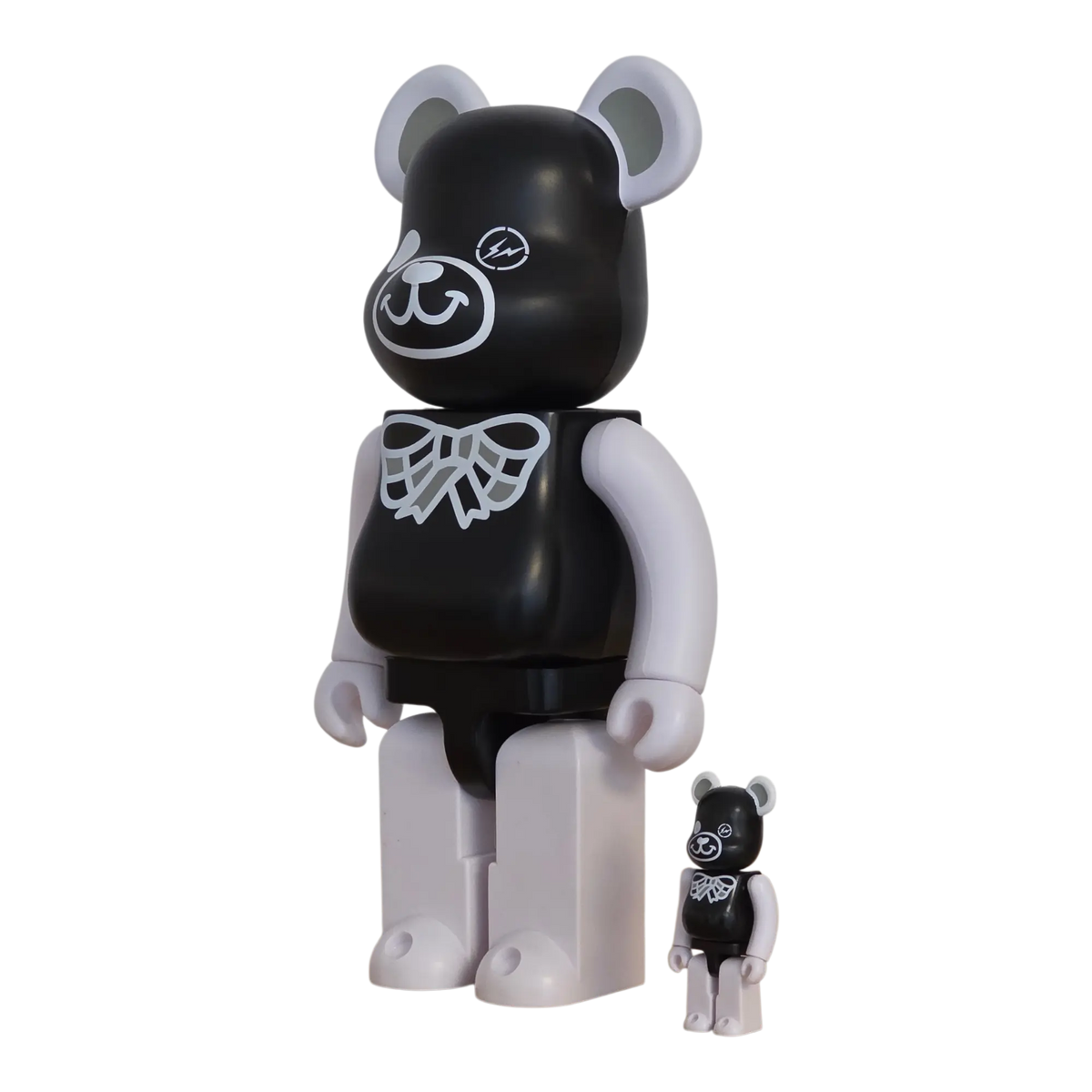 Bearbrick FREEMASONRY × fragmentdesign Black 100%+400% schräg