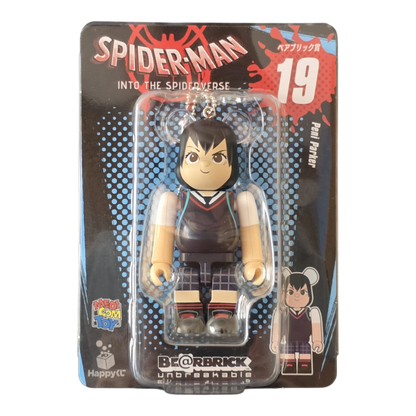 Bearbrick Happy Kuji "Spider-Man: Spider-Verse" 19: Peni Parker 100% Verpackung Vorderseite