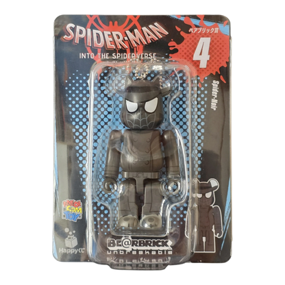 Bearbrick Happy Kuji "Spider-Man: Spider-Verse" 4: Spider-Noir 100% Verpackung Vorderseite