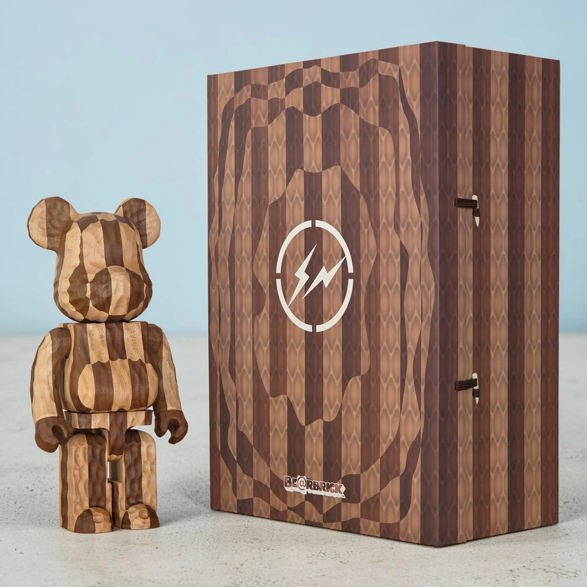 Bearbrick Karimoku fragmentdesign Carved Wooden Longitudinal Chess 400% mit Verpackung