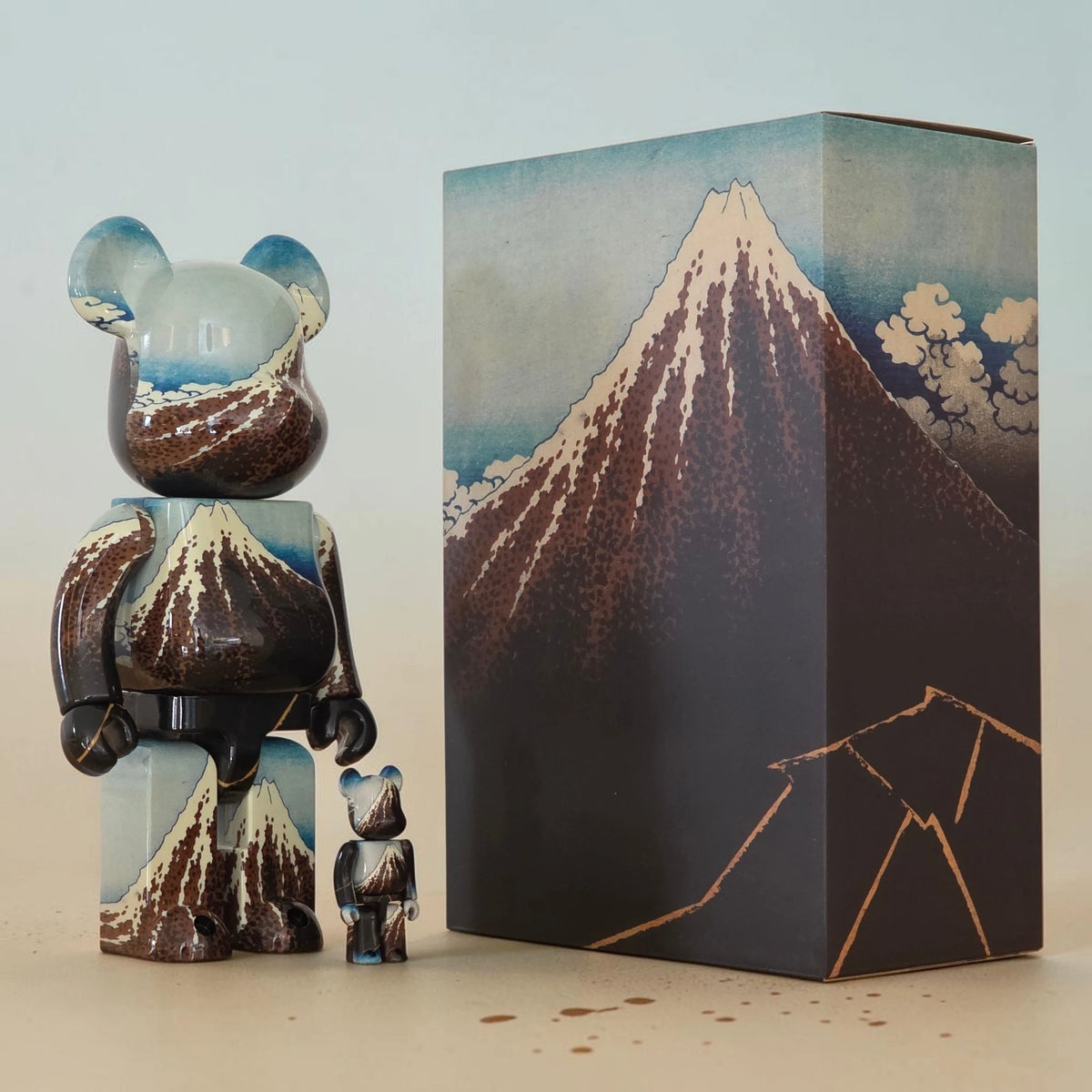 Bearbrick Katsushika Hokusai "Rainstorm Beneath the Summit" 100%+400% mit Verpackung