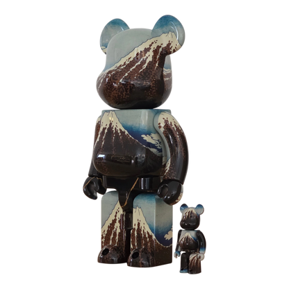 Bearbrick Katsushika Hokusai "Rainstorm Beneath the Summit" 100%+400% schräg