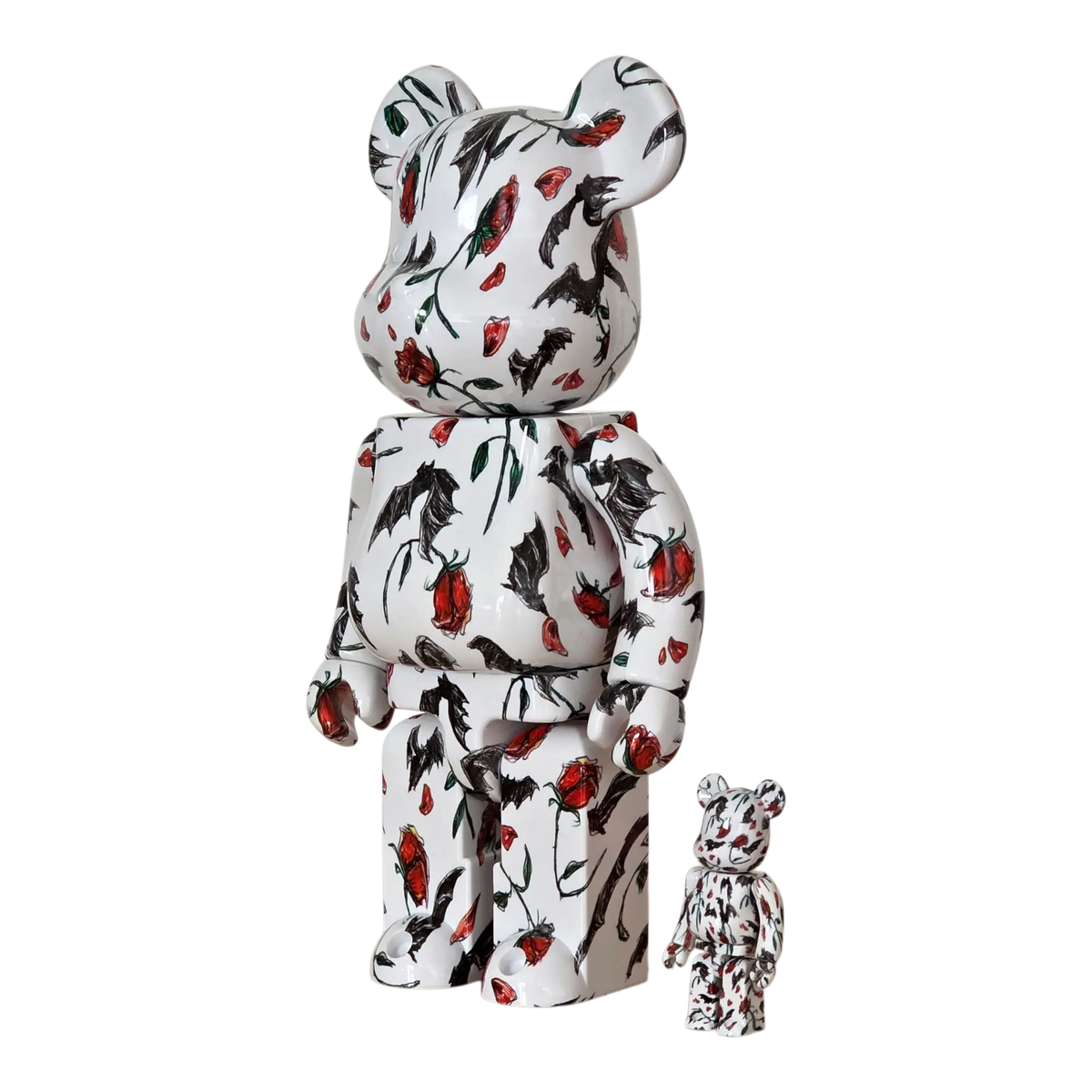 Bearbrick KIDILL × Eri Wakiyama "Bat & Rose" White 100%+400% schräg