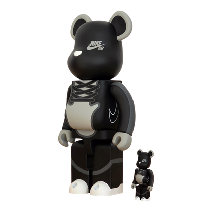 Bearbrick NIKE SB Black 100%+400% schräg