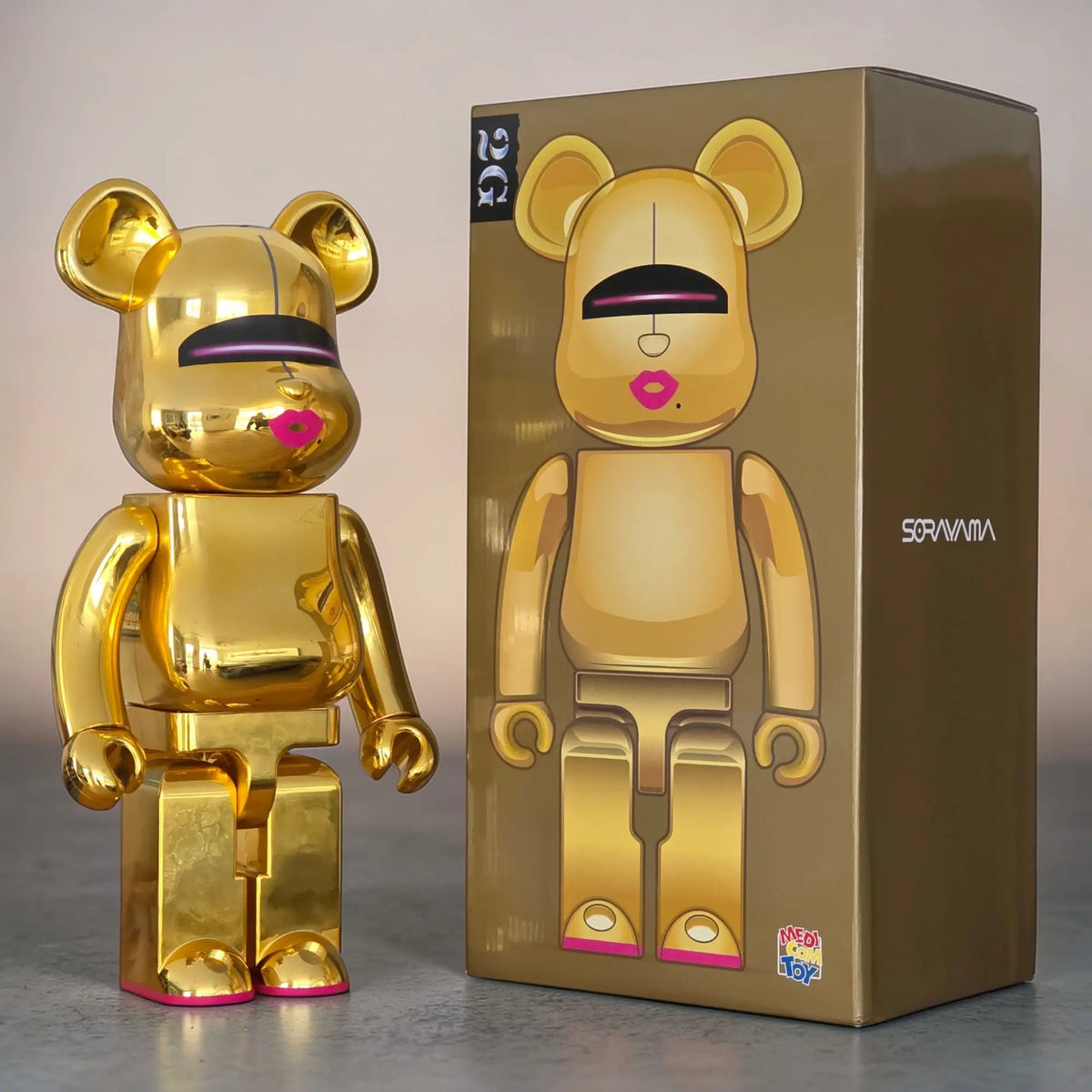 Bearbrick Sorayama × 2G Gold Version 1000% mit Verpackung