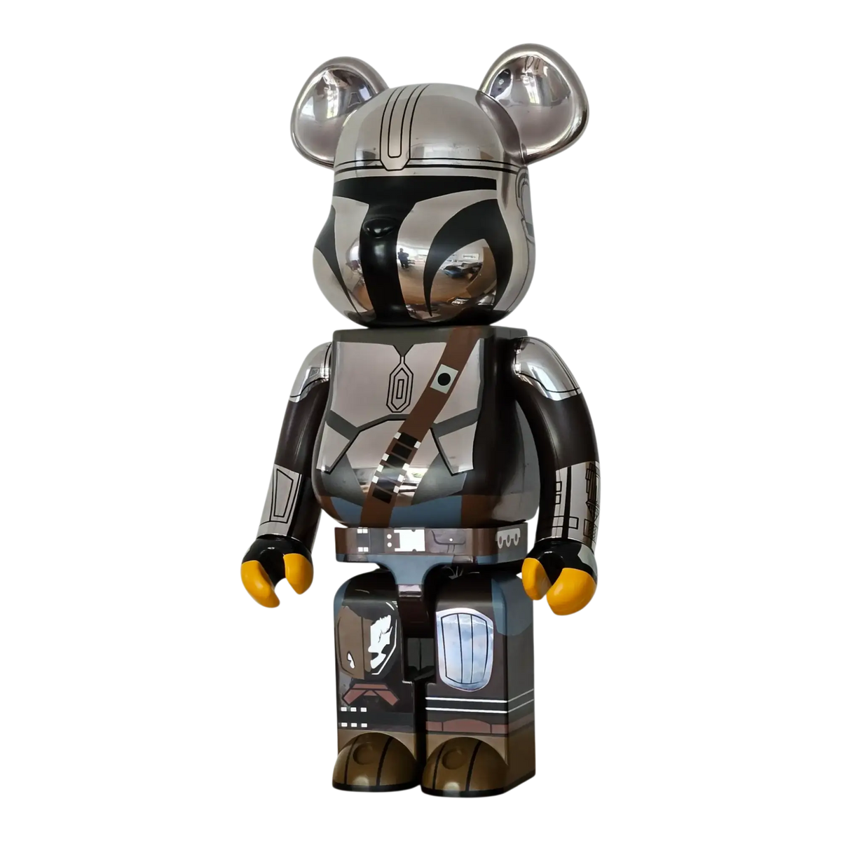 Bearbrick The Mandalorian Chrome Version 1000% schräg